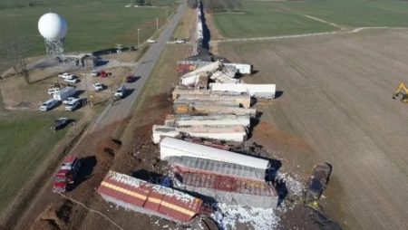 انقلاب 30 عربة قطار في «كنتاكي» الأمريكية تحمل مادة كيميائية خطيرة.. وحظر خروج السكان