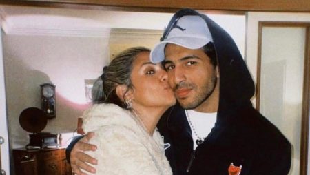 مكنتش بحب أدخل البيت.. محمود ياسين يدعم والدته بعد أزمتها الصحية