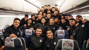 محمد صلاح يشارك صورته مع لاعبي المنتخب المصري من الطائرة