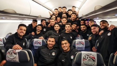 محمد صلاح يشارك صورته مع لاعبي المنتخب المصري من الطائرة