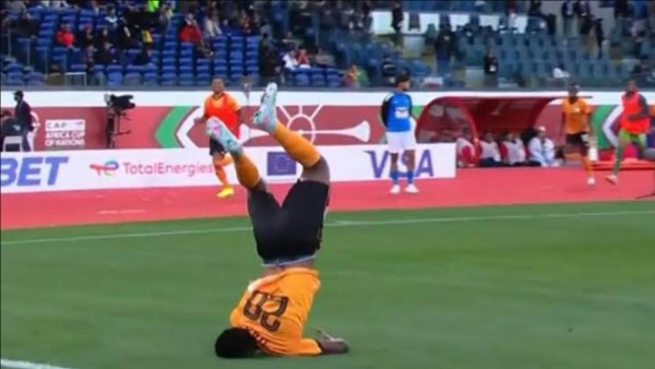 محمد طارق أضا يحذر من الاحتفالات الخطرة بعد سقوط مروع للاعب زامبيا