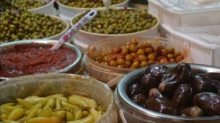 مصادرة 3 أطنان مخللات مجهولة المصدر وبدون بيانات في الغربية