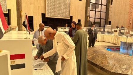 إقبال كثيف للمصريين في الرياض على التصويت بجولة الإعادة بانتخابات النواب