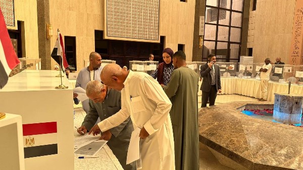 إقبال كثيف للمصريين في الرياض على التصويت بجولة الإعادة بانتخابات النواب