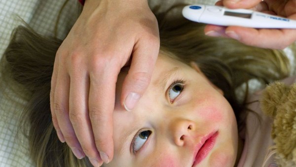 حمى الأطفال .. متى تستلزم استشارة الطبيب؟