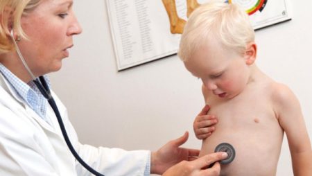 ابتلاع الأطفال أغراضًا صغيرة .. متى تستلزم استشارة الطبيب؟