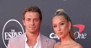 الجدول الزمني لعلاقة أليكس إيرل وبراكستون بيريوس: من “Baecations” إلى الانفصال