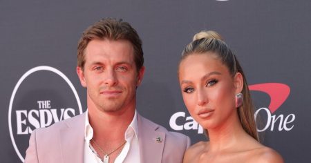 الجدول الزمني لعلاقة أليكس إيرل وبراكستون بيريوس: من “Baecations” إلى الانفصال