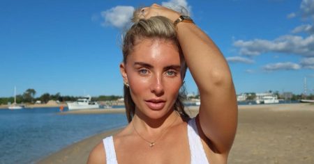 تعود منشئة محتوى البالغين، بوني بلو، إلى المملكة المتحدة بعد اعتقالها في بالي، وتقلل من أهمية الترحيل