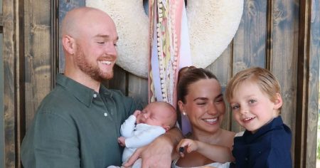 تقول المؤثرة إميلي كيسر إنها تلبس تيدي الرضيع في ملابس ابنها الراحل تريغ بعد وفاته