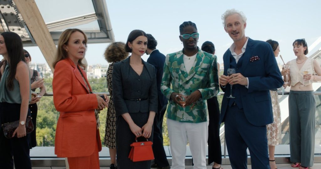 إميلي في صموئيل أرنولد في باريس أثناء التصوير وسط أخبار البابا، والعروض المحتملة في أمريكا، ومثلثات الحب والمزيد (حصريًا)