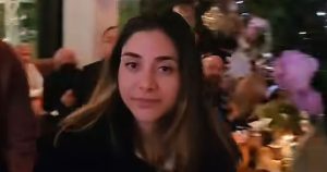 تم القبض على المرأة الجامحة التي هاجمت عمال مطعم سان فرانسيسكو في مقطع فيديو فيروسي بسبب التسمم العام