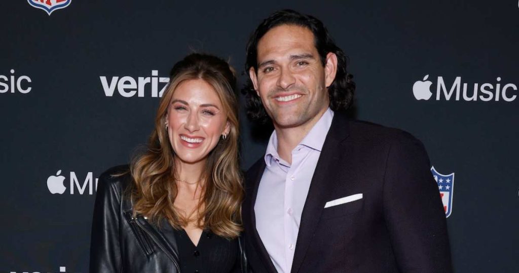 زوجة مارك سانشيز تدعم زوجها علنًا للمرة الأولى منذ اعتقاله الصادم