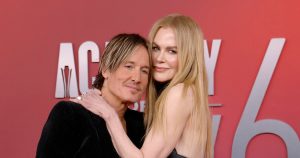 كيث أوربان يؤدي أغنية عن الزوجين “السامين” اللذين ليسا “جيدين لبعضهما البعض” على “الطريق” قبل الطلاق