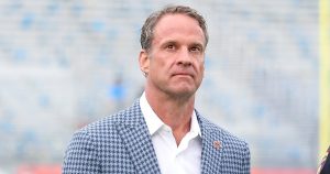 ملابس Ole Miss Left Lane Kiffin على جانب الطريق بعد مغادرتها لوظيفة LSU: تقرير