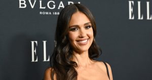 أثبتت جيسيكا ألبا ذلك: جلد الغزال بالشوكولاتة هو أسلوب الموسم – مظهرها ذو الـ 26 دولارًا