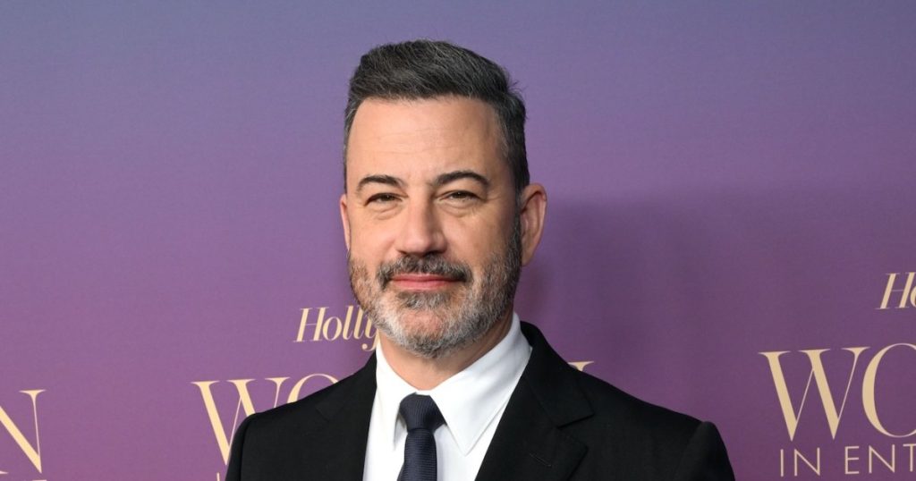 جيمي كيميل يتحدى دونالد ترامب في مسابقة المواهب، ويتحدث عن تجديد البرامج الحوارية