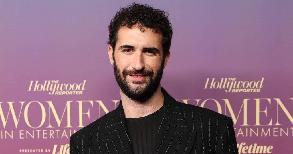 الممثل جوردان فيرستمان ينتقد “التنافس المحتدم” في لعبة الهوكي الرومانسية باعتباره “ليس مجرد مثلي الجنس”