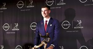 رد فعل الفائز بكأس Heisman فرناندو ميندوزا على مقابلة ما بعد اللعبة الفيروسية: “ربما كان الأمر كثيرًا”