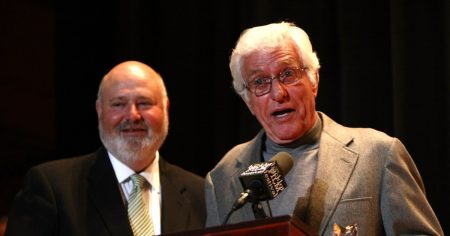 تقول أرلين زوجة ديك فان دايك إنه “لم ينم” أثناء متابعة أخبار وفاة روب راينر