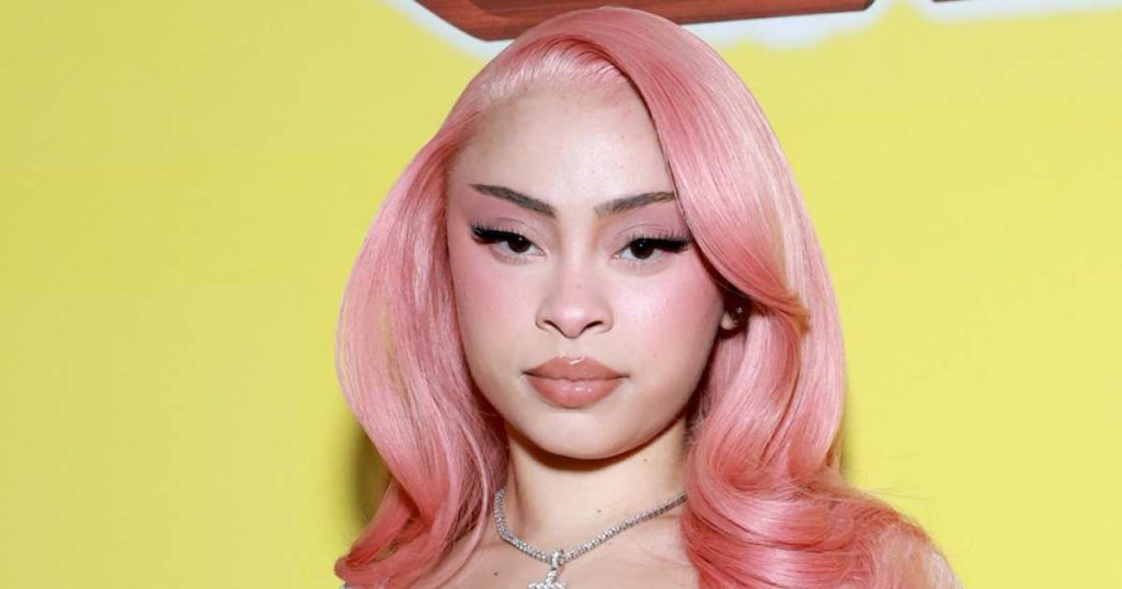 يتساءل المعجبون عما إذا كان الزي الشفاف من Ice Spice “مناسبًا” لعرض فيلم “SpongeBob”