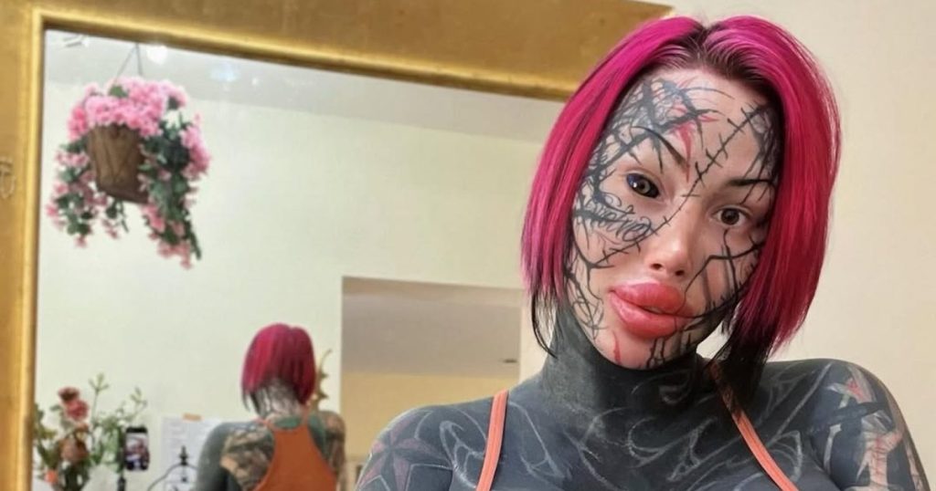 رصدت المؤثرة ماري المجدلية وهي ترافقها الشرطة إلى فندقها قبل أسابيع من وفاتها