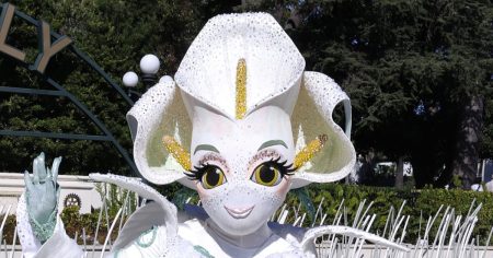 “المغني المقنع” يكشف النقاب عن أزياء جديدة للموسم 14: نظرة خاطفة على القرائن (حصريًا)