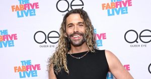 جوناثان فان نيس من Queer Eye يشارك صورة Ab Selfie بعد التخسيس باستخدام GLP-1