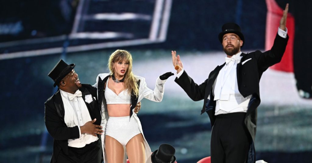 يقول راقص تايلور سويفت كام سوندرز إنه “يشرفه أن يكون في مدارك” في تكريم عيد ميلاده