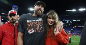تايلور سويفت تكشف عن جهة الاتصال الهاتفية لـ Travis Kelce في مستند “Eras” – وهي مرتبطة بـ “Life of a Showgirl”