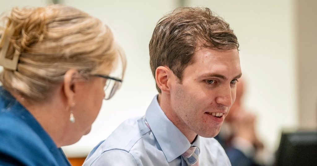 تايلر روبنسون المتهم بقتل تشارلي كيرك يبتسم أثناء المثول الشخصي الأول أمام المحكمة