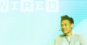 مخرج فيلم “شرير” جون إم تشو يتحدث عن “ما يجعل الفن جميلاً” في عصر الذكاء الاصطناعي