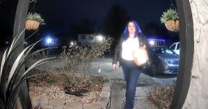 تدعي سائقة DoorDash أنها قامت برش الطعام بالفلفل في محاولة لقتل العنكبوت قبل إلقاء القبض عليها