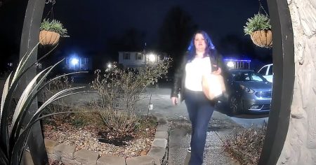 تدعي سائقة DoorDash أنها قامت برش الطعام بالفلفل في محاولة لقتل العنكبوت قبل إلقاء القبض عليها