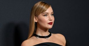 تتضمن خزانة ملابس جينيفر لورانس الغنية بالأم هذه الحقيبة التي بيعت بالكامل – احصل على المظهر مقابل 26 دولارًا