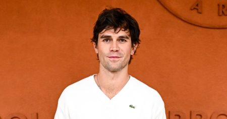 الكشف عن النظرة الأولى لـKJ Apa في فيلم السيرة الذاتية لجيمي ستيوارت: ردود فعل متباينة من المعجبين وكل ما يجب معرفته