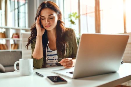 عزيزتي آبي: وظيفتي تصيبني بالاكتئاب، فهل سيكون من الأنانية أن أتركها؟