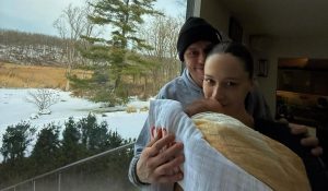 تقول صديقة بيت ديفيدسون إلسي هيويت إنها لا تستطيع التوقف عن البكاء على ابنتها: “هذا الشيء المثالي”