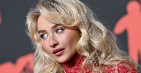 سابرينا كاربنتر ترتدي ماسكارا إطالة الرموش التي يطلق عليها المتسوقون “تستحق كل قرش”