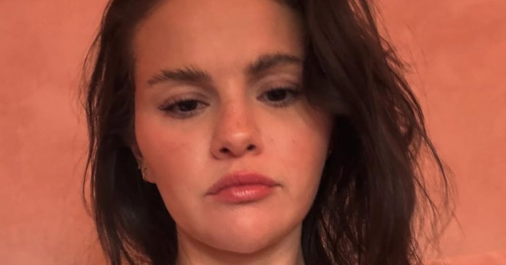 سيلينا غوميز تضحك من تعليق حول حلق شاربها: إنه الكلف