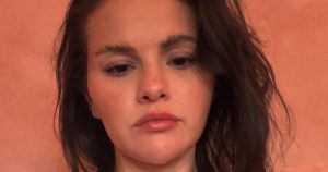 سيلينا غوميز تضحك من تعليق حول حلق شاربها: إنه الكلف