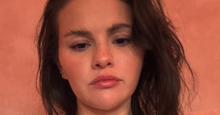 سيلينا غوميز تضحك من تعليق حول حلق شاربها: إنه الكلف