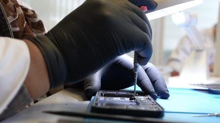 الإصلاح وإعادة الاستخدام: داخل سوق التكنولوجيا المجددة في أوروبا