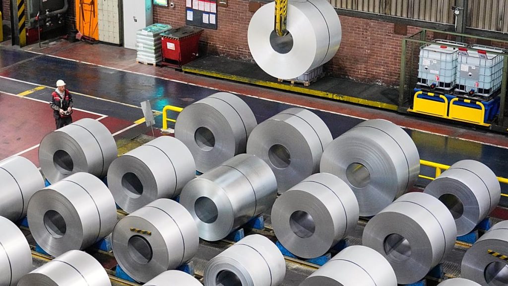 تدخل ضريبة الكربون الحدودية التي يفرضها الاتحاد الأوروبي على سلع الصناعات الثقيلة حيز التنفيذ مما يهدد بتصعيد التجارة