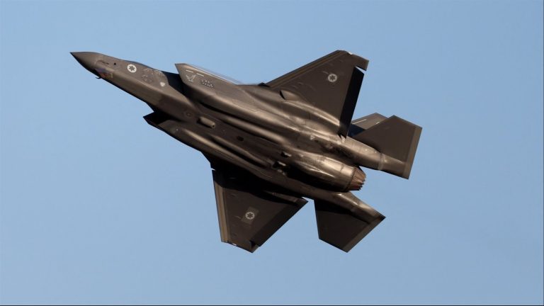 كارثة عسكرية صادمة | تحطم مُقاتلة أمريكية «إف-35» فوق قاعدة جوية.. ونجاة قائدها بأعجوبة