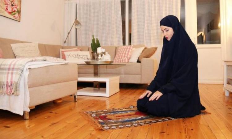 هل تبطل صلاة المرأة إذا رآها رجل غريب؟.. الإفتاء تحسم بالأولى