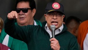 الرئيس الكولومبي بيترو يهدد بحمل السلاح ضد العمل العسكري الأمريكي