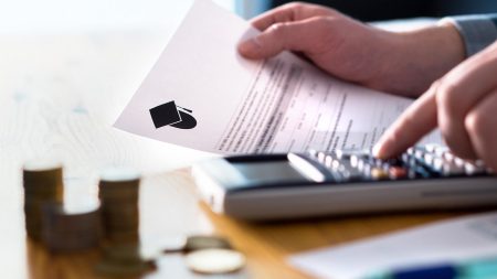 إدارة ترامب تستأنف حجز الأجور لقروض الطلاب في حالة التخلف عن السداد