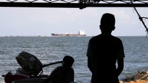 خفر السواحل يراقب ناقلة نفط يُزعم أنها تحاول التهرب من الحصار الأمريكي