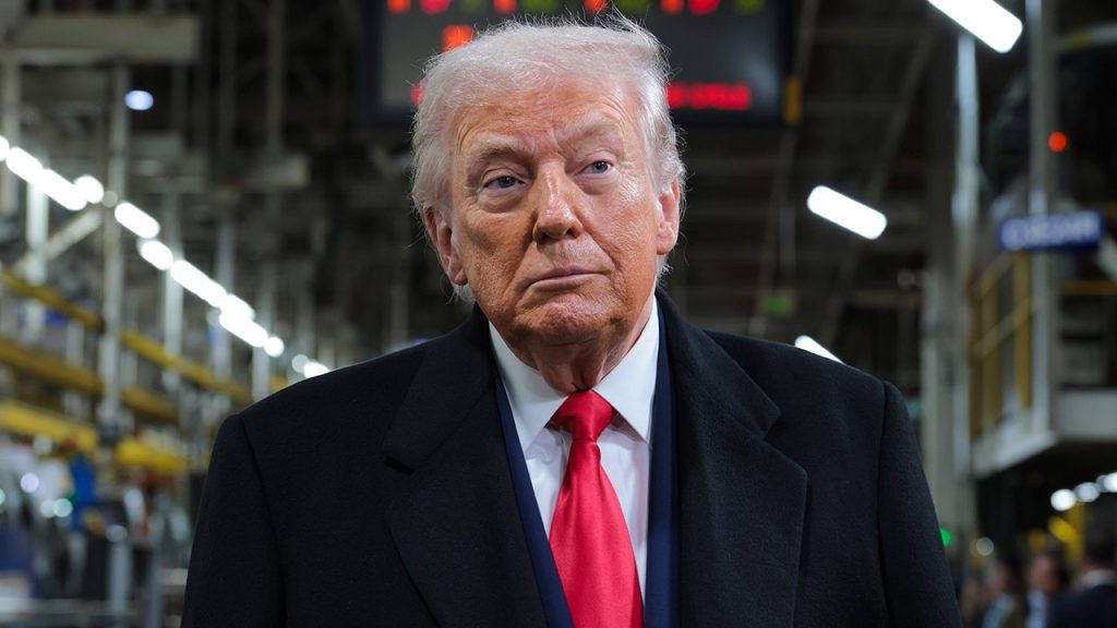 أعلن الرئيس الأمريكي دونالد ترامب فرض رسوم جمركية بنسبة 200% على النبيذ والشمبانيا الفرنسيين